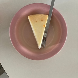 밥 맛은 없지만 디저트맛은 살아 있는… 나란 사람
이러니 더 살이 찌지요 ㅋㅋㅋ
그래도 치케는 역시 필라딜피아 치케! 🧀
커피랑 함께하면
한조각으론….. 안되더라구요
#오홈스토랑  #콘수프기록 #치즈케이크 #오레오케익
#필라델피아치즈케익 #홈파티 #조각케익 #맞팔 