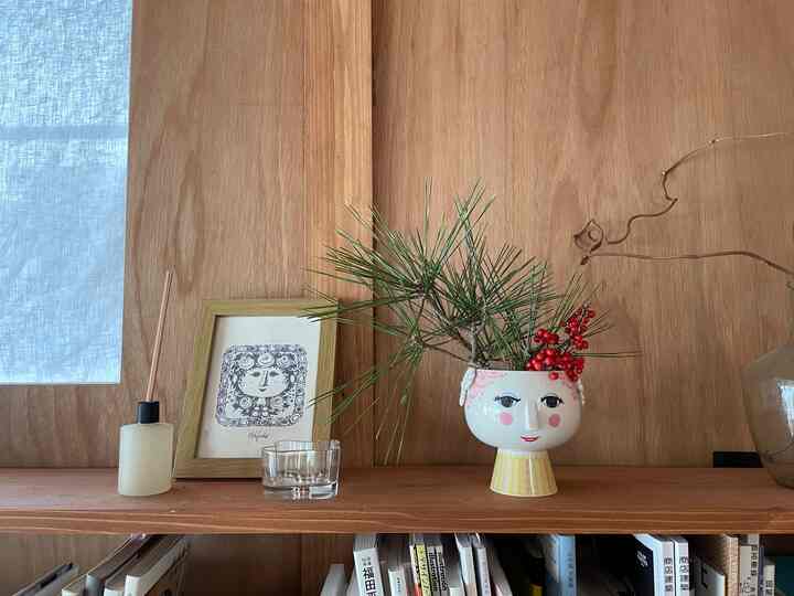 お庭の松と南天でお正月飾り🎍

#お正月飾り　#お正月　#植物　#棚　#リノベーション　#renovation #本棚