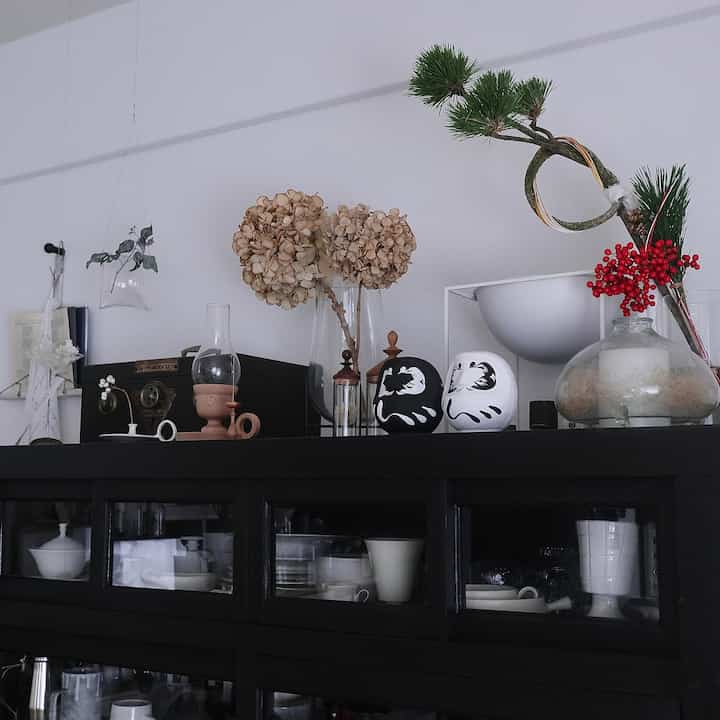 今年も無事28日&30日にお正月準備をし、
31日を迎えることができました✨

#お正月飾り 
#お正月準備
#お正月インテリア
#お正月ディスプレイ
#結び松
#お正月アレンジ
#デザイナーズだるま
#日々の暮らし
#暮らしを楽しむ 
#暮らしの記録 
#すきなものに囲まれて暮らしたい 
#好きなものに囲まれた暮らし 
#ミックスインテリア
#アンティークのある暮らし
#古いものがある暮らし 
#古道具のある暮らし 
#水屋
#食器棚
#海外インテリアに憧れる
#インテリア好き 
#暮らしの道具 
#モノトーン雑貨
#マンション暮らし 
#マンションインテリア
#eosm100