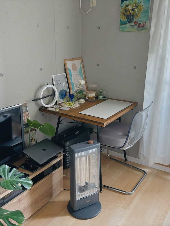 テーブルの上に置いてあるのは、デカすぎるマウスパッド（商品名w）です！

ここでパソコン作業をすることが多いので、ご飯の時だけマウスパッドをどかすのがめんどくさいってなって。

今は、
リビングのテーブル→作業
キッチンカウンター→食事
で分けてます🤞🏻

#ナチュラルインテリア #モダンインテリア #モダンヴィンテージ #一人暮らしアイテム #デスク周り #作業スペース #テーブルインテリア #マウスパッド 