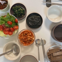 어떤음식일까요?😋 여름에 자주 드시는 묵사발
따뜻하게 드셔보세요!
💡신김치, 참기름, 참깨, 설탕조금 넣고 조물조물해뒀다가
➰따뜻한 육수에 묵, 김치, 김만 넣어도 건강하고 포근한 한끼 ! 
➰간장,파,고춧가루,참기름 양념장으로 간 맞추기😉
#오홈스토랑 #오늘뭐먹지 #저녁메뉴 #신혼부부 #점심메뉴 #레고트 #오덴세 #오덴세레고트 #무인양품식기 #무인양품추천템 #무인양품그릇 #카레그릇 #신혼그릇 #신혼그릇세트 #신혼그릇추천 #혼수그릇 #콘수프기록 #시리얼볼
