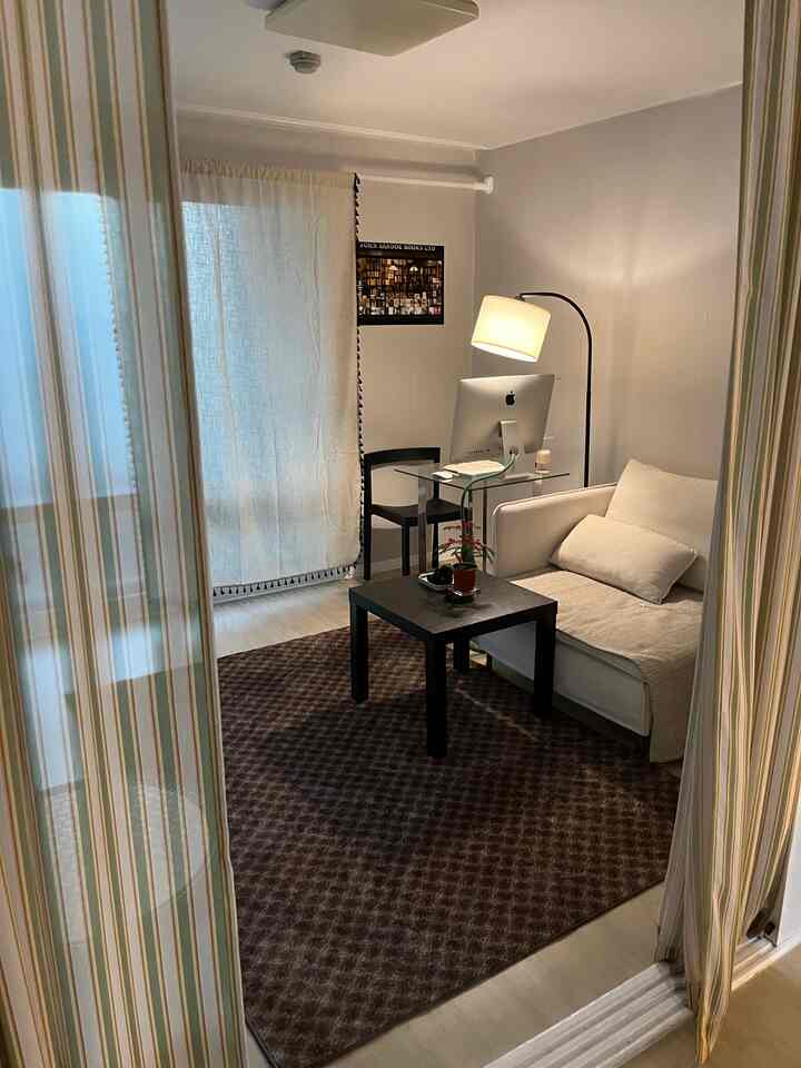 白と黒のトーンの一人暮らし用リビング兼ホームオフィス、シンプルモダンスタイルでまとめた雰囲気のあるインテリア