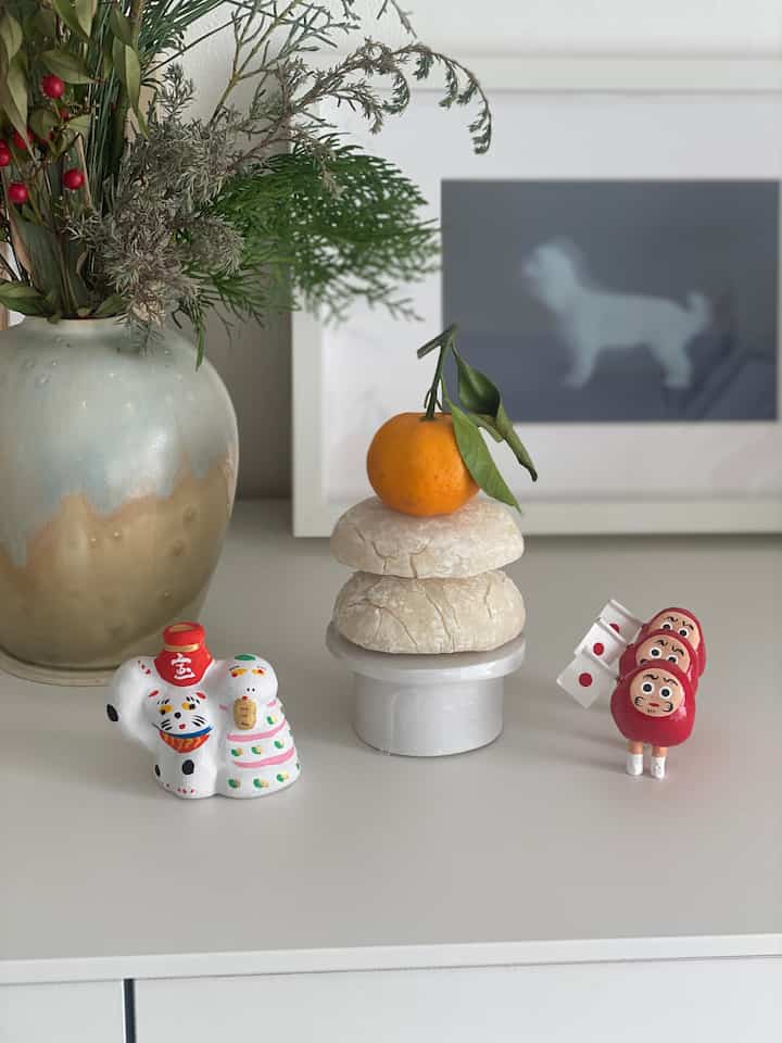 Happy New Year 🌅
The New Year decorations are tiny kagami mochi and folk crafts.

#NewYear #ケーキスタンド #ディスプレイラック #民芸品 #民藝品 #工芸品 #ダルマ #達磨 #リビング #リビングインテリア