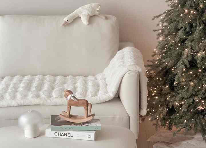 ブランガトの愛着人形と共に 
より暖かくなった私たちの家のリビングルーム

ブランガトのアヒル人形
いよいよ我が家にも飛んできましたね𓅿♡

どこに置いてもインテリアとすっかり合います。
肌触りはなんと不気味なのか、すぐに頭石になる説だ
「子供が柔らかい」「子供がかわいい」と言います。
あちこち連れて行きます。  #애착인형 #육아스타그램 #육아템 #출산선물 #돌선물 #아기선물 #백일선물 #국민육아템 #Duck #plush #아이가있는집 #아이가사는집 #아이가있는집거실 #아이방꾸미기 