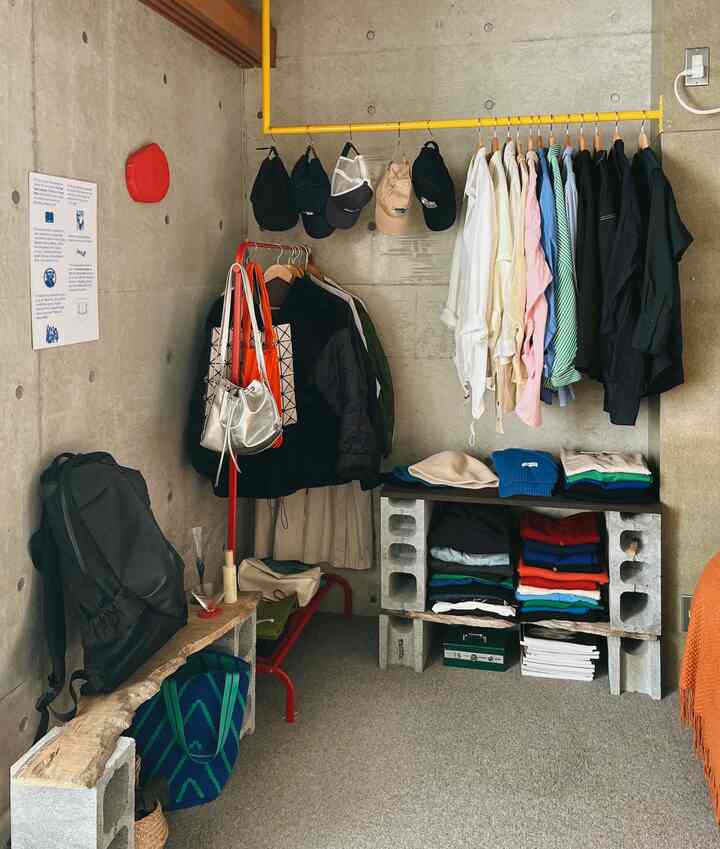 冬は鮮やかな色のニットを着がち
ブロックで作った棚が思ったよりも使い勝手が良くて、気に入りつつあったり🌝🛋️

この冬はこの収納スペースで乗り切れそう🧣

あけましておめでとうございます🌅
本年も、よろしくお願いいたします☺︎

#リビング #部屋 #部屋作り #部屋インテリア #照明 #古家具 #植木鉢 #観葉植物 #IKEA #IKEA棚 #ハンガーラック #棚 #シェルフ #衣装部屋 #衣替え #DIY #ベッド #床タイル #洋服部屋 #収納 #収納棚 