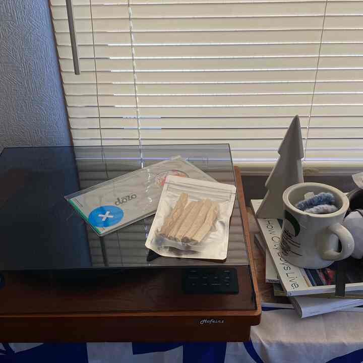 明けましておめでとうございます🌕
程よく全力でいろんなことに挑戦する一年にしたい
そっと見守ってもらえたらとても嬉しいです

素敵なギフトを頂いたので
私はパロサントを選んでみました🤝🏻
お香立てに適当に置いてしまってるので
可愛いお皿とか探しているところ…

#一人暮らし #一人暮らし部屋 #一人暮らしインテリア #パロサント #レコードプレーヤー #ブラインドカーテン