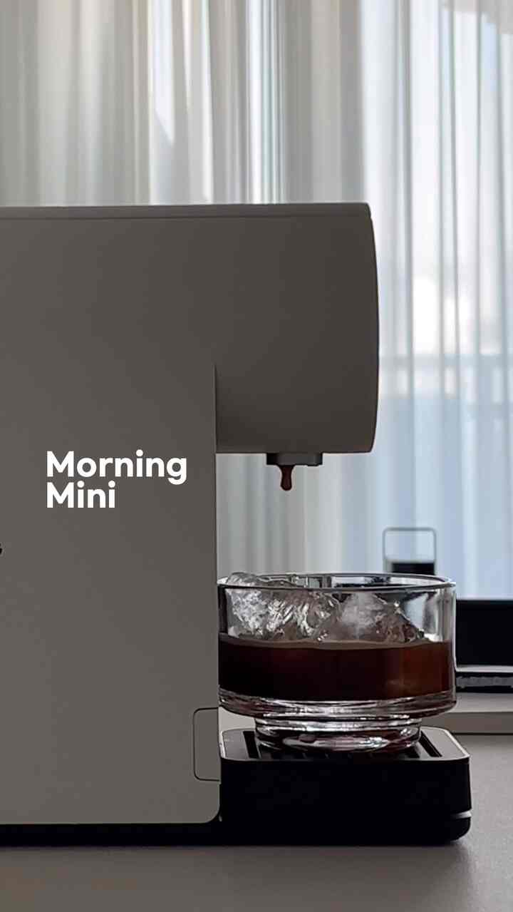 製品協賛| Would you like some coffee? 

手軽で直感的なコーヒーカプセルマシン、コンパクトながらミニマリストなデザインなら見逃せません。そこにコーヒーまで美味しい！うわー、世界にこんなカプセルマシンがあるかと思ったのですが、会いました。モーニングミニカプセルコーヒーマシンです！ 

一般的なカプセルコーヒーでは感じられない以下の機能でカスタム抽出が可能です。 

✔️灸 
✔️レベリング 
✔️圧力、物量、温度調整

5色 
クラウド🤍
ダン 💛
アプリコット🧡
バイオレット💜
カーボン🖤

飲んでみるとわかります。今カプセルコーヒーは朝です。 

朝一杯どうですか？ ☕️

🏷️ 🏷️ ありがとうございます。  #캡슐커피 #아르노글래스 #홈카페 #커피캡슐머신 #drinkmorning #arnoglass #homecafe #하이엔드커피캡슐머신 #주방인테리어 #커피머신 #캡슐머신 #오늘의기록 #집에서제일바빠 