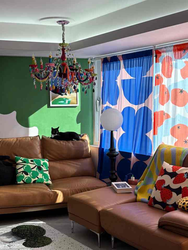 #오늘의우리집

Membongkar sofa untuk pertama kalinya 
Rumah warna-warni kami telah ditata ulang untuk pertama kalinya setelah sekian lama🌈

#Catatan Sup Jagung #컬러인테리어 #컬러포인트 #컬러풀 
#Color Terrier #컬러풀인테리어 #거실인테리어 
#Sofa kulit #카멜소파 #컬러커튼 #쿠션인테리어 
#melukis sendiri #셀프페인트 