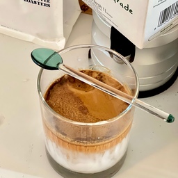 카페쇼에서 구매한 코코넛 밀크로 코코넛 아이스 라떼 만들어봤어요🥥
초콜렛 느낌 주는 에스프레소의 깊은 풍미에 코코넛밀크의 부드러운 조합으로 한 모금 마시는 순간 갑자기 여름이 온 느낌이었어요
차가운 코코넛 밀크에 에스프레소를 바로 추출하시면 비주얼도 카페 부럽지 않아요
코코넛밀크 고유의 단맛으로도 저는 충분했는데 더 달게 드시고 싶으시다면 설탕이나 시럽보다는 연유를 추천해요
☕️원두: 먼스커피의 너티초코 블렌드
🥥 코코넛밀크: 노보 바리스타 코코넛 밀크
코코넛 밀크 자체는 부드럽고 진한 맛이라 좋은데 한번 개봉하면 보관이 어려운 단점은 있어요 ㅠ
#HomeCafe #CoconutLatte #CoffeeTime #홈카페 #코코넛라떼 #코코넛밀크 #노보바리스타코코넛밀크
#홈카페족