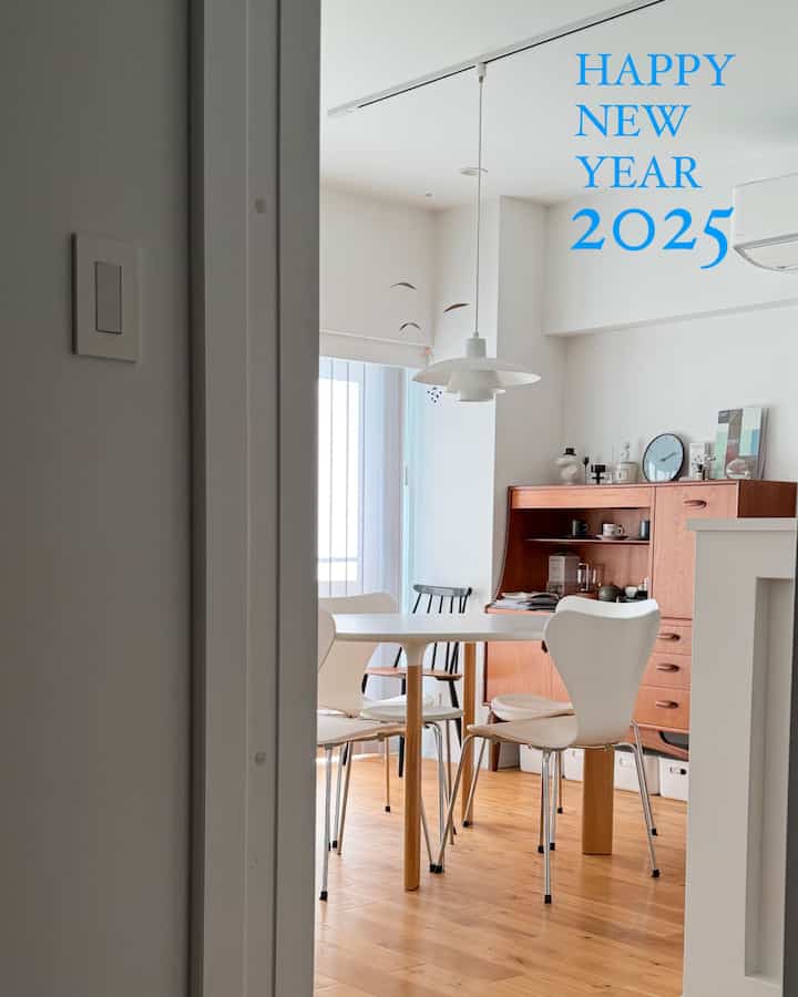 寝室から見たダイニングルーム。
本年もよろしくお願いいたします！


#セブンチェア
#フリッツハンセン
#フリッツハンセンアナログ
#gplanヴィンテージチェスト
#ルイスポールセン
#ファネットチェア
#北欧インテリア
#マンションリノベーション