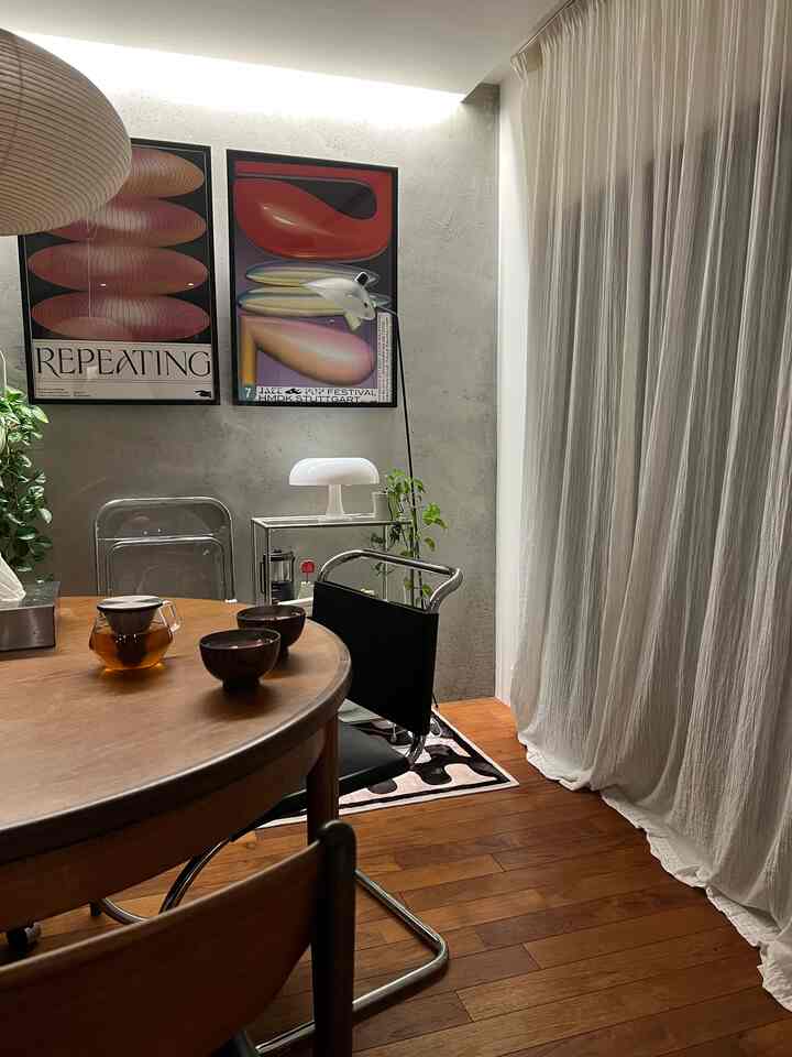 ブラウンの木目調床とダイニングテーブル、ホワイトカーテンが配されたミッドセンチュリーモダンの雰囲気ある空間