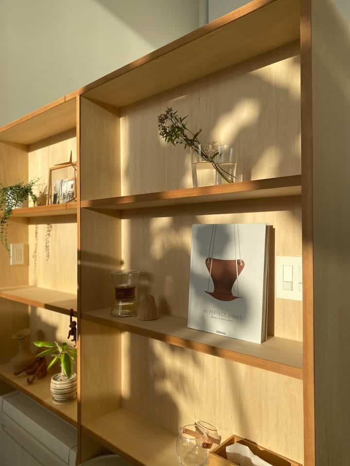 ナチュラルで木目調の造作棚が配された、朝日の柔らかい光が差し込む印象的な空間