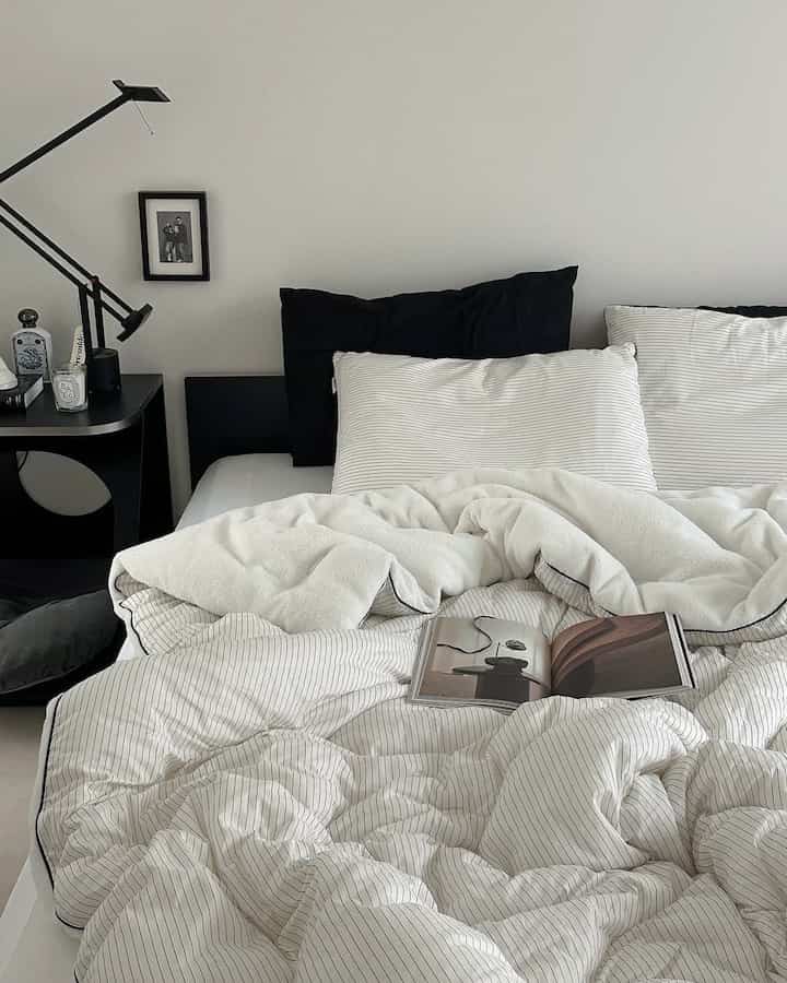 #明けましておめでとう

新年の寝具の交換🖤
我が家の寝室をふんわりさせてくれる
ラチューリップ「フラッピーイアンフリース布団布団セット」🐏

寒さにあまりにもたくさん乗って水族冷症まであって
冬なら極細糸寝具と一体になる私です 🥶

モダンなデザインでお好みまで狙撃してしまった
ラチューリップフロッピーイアンフリース布団布団セット
毛抜け心配のない高密度8mmフリース極細糸へ
認定された生地で肌を刺激せずにぶら下がります〜
人体無害なとうもろこしで保温性まで高めました🙌🏽

両面で使用でき、雰囲気に応じて 
他の演出が可能なのでもっといいです！

新しい寝具が来るたびに、
やわらかい肌触りがいいのか、さっぱりして
完全ベッドのガムになったの？

毎晩、ヒドンと寝具の争奪戦は安秘密✨
今年の冬はラチューリップで暖かい夜を過ごします🖤

＃ラチューリップ＃布団推奨＃寝具推奨
＃無縫製布団布団＃きれいな布団推奨＃冬の布団
＃冬の布団セット＃極細サイブル＃極細サイブルセット 
＃寝室の装飾＃寝室のインテリア＃寝室のスタイリング
#モダンインテリア #モノトーンインテリア #ブラックインテリア
#bedroom #bedroomdecor #bedroomstyle 
#bedroomstyling #moderninterior 
#blackinterior #bedding #beddingdecor