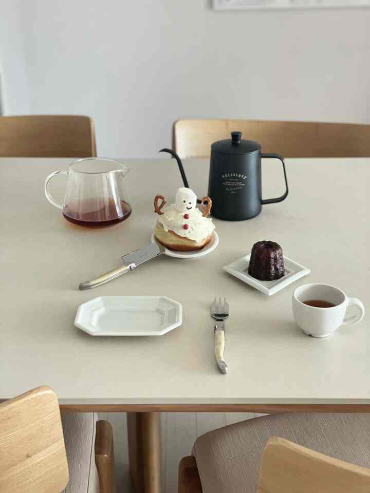 #mujagi #mujagicrafter5 

日常の美しさの無磁器、無磁器のボウルを使用しながら、いつも食べていたものがもう少し落ち着いてきれいな感じがします。 
器の力でしょう？ 

同じ食べ物を食べてもどんな器に盛って食べるかによって気分が変わるということを体感する最近です。 
