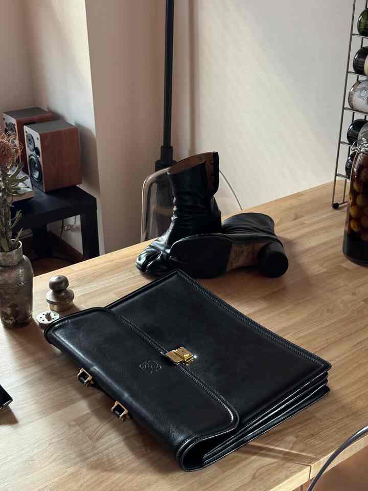 年始の小物メンテナンス🧹

#インテリア #一人暮らし #ルームツアー #1LDK
#革小物 #革靴 #メンテナンス #大掃除