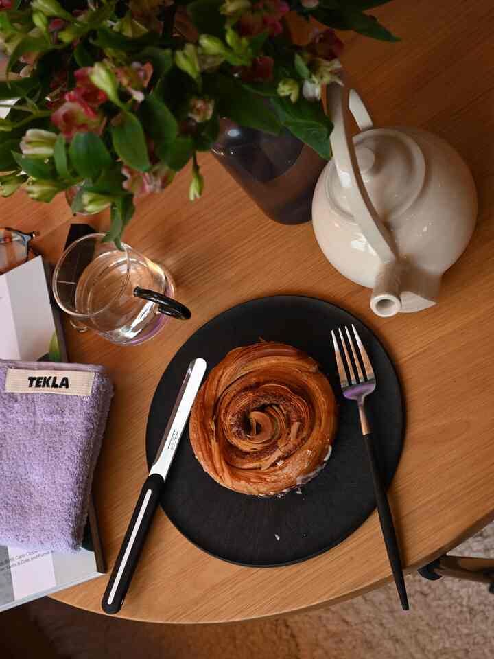 おやつタイムは新しく買った黒のプレートで。こちら、まな板にもなるから皿の上でパンをカットしても安心なお皿です。美味しかったー。
#おやつタイム #クチポール #リラックス 