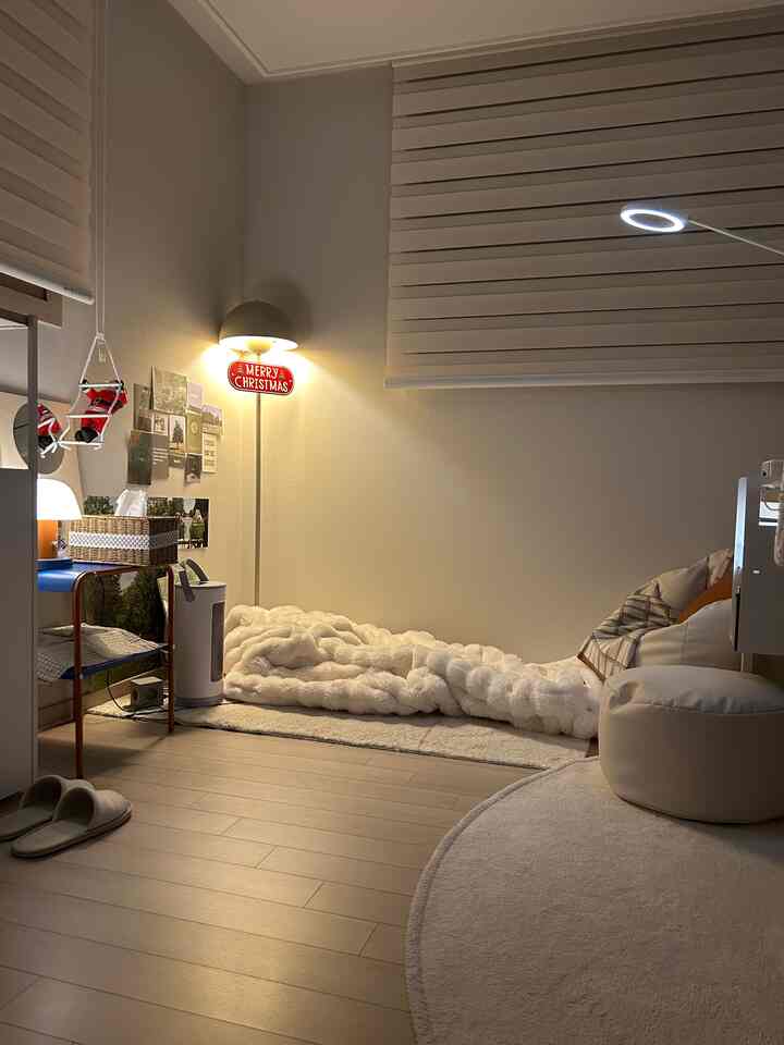 Small room in white and beige tones featuring rugs and floor lamp with cozy healing atmosphere