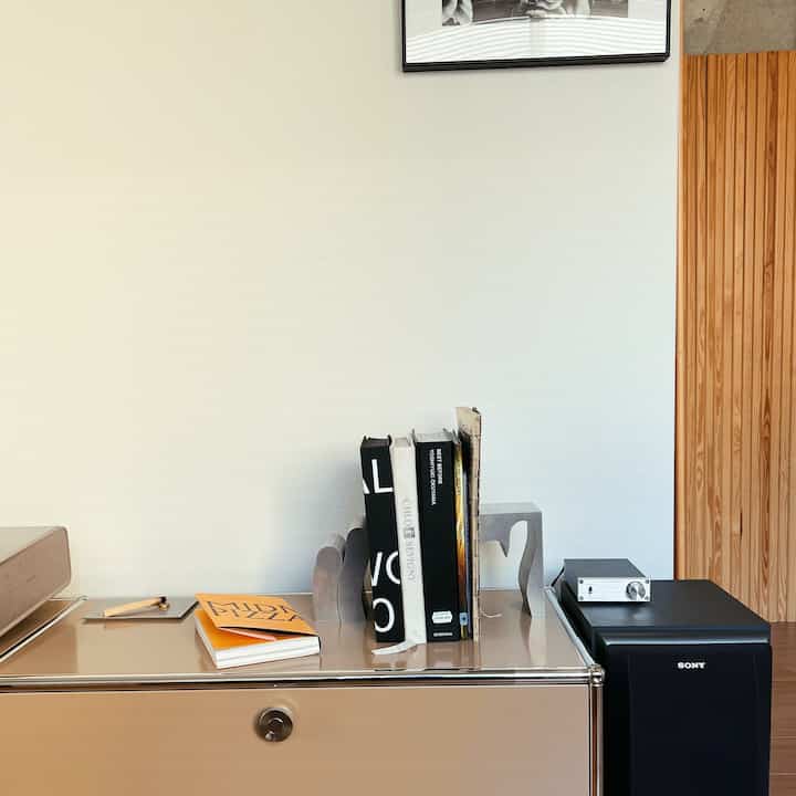 Reading during the New Year holidays

It was a great holiday

#Living room #リビング本棚 #リビング小物 #リビング収納 #本 #本棚 #シェルフ #オーディオ #アート #絵画 #インテリア #インテリア家具 #インテリア小物