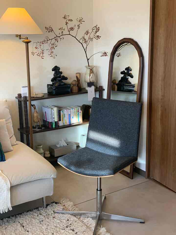 2025年開けましたね🌅
去年の年末にひとめぼれしたチェアが届き
お部屋が少しアップデートされました🪑
全てのデザインが好みすぎて
毎日ほれぼれしちゃいます😌

#IKEA #ヴィンテージチェア #ダイニングチェア #デスクチェア #ナチュラルインテリア #賃貸マンション