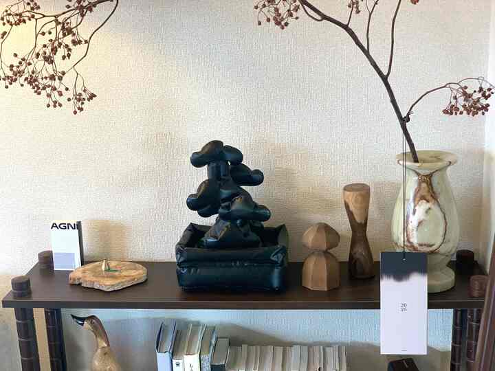 MoMAで購入したバルーン盆栽と
ヴィンテージの飾り棚が相性ピッタリで
お気に入りスペースです🪶

#MoMA #AGNITOKYO #お香 #フレグランス #飾り棚 #キャビネット #ヴィンテージ #賃貸マンション