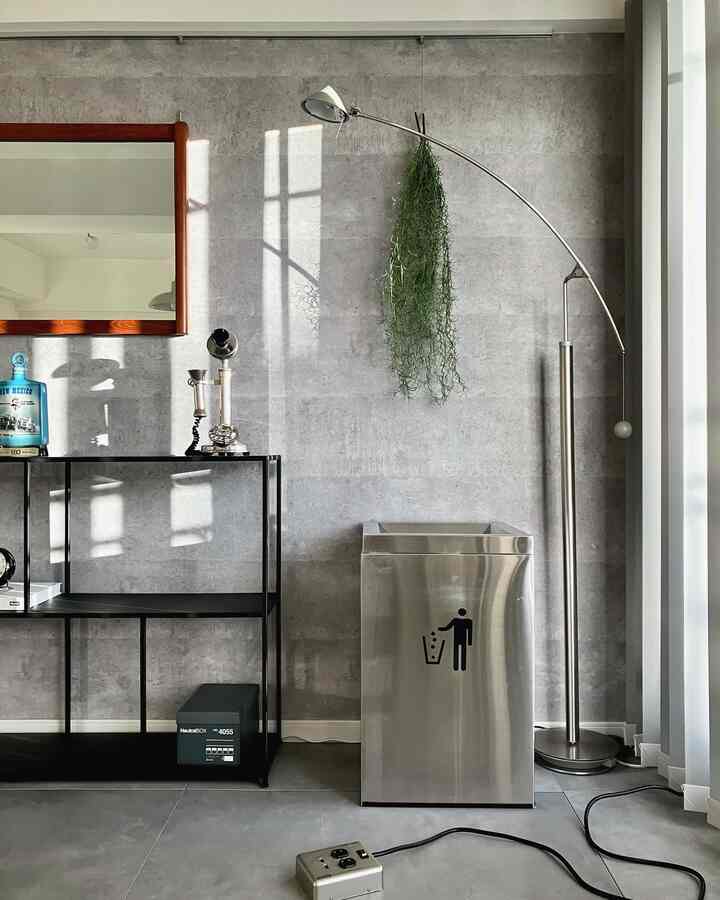 Tempat sampah perak keren sekali.

#Sampah #インダストリアル