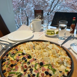 #내돈내산  #콘수프기록 
비스타 워커힐 서울 피자힐~🍕
하이얀
눈이 소복이 쌓인
평화로운 주말 
제가 좋아하는 
피자힐에 다녀왔어요~
피자도우가 보이지않는 가득한 토핑
쫄깃한 식감의  도우가 맛있어서
자주 찾는 곳~
직접 담근 오이피클은 언제 맛보아도
개운함이 입안 가득 해요!
평소엔 한강뷰를 좋아하지만
하이얀 눈이 내려앉은 
숲속뷰도 너무 멋진곳이 예요~
뷰 맛집으로 
피자맛이 두배인 피자힐
오늘도
행복 가득한 월요일 되세요~🥰
#새해밝았집  #맛집추천  #맛집투어  #맛집탐방  #맞팔환영해요 #함께소통해요