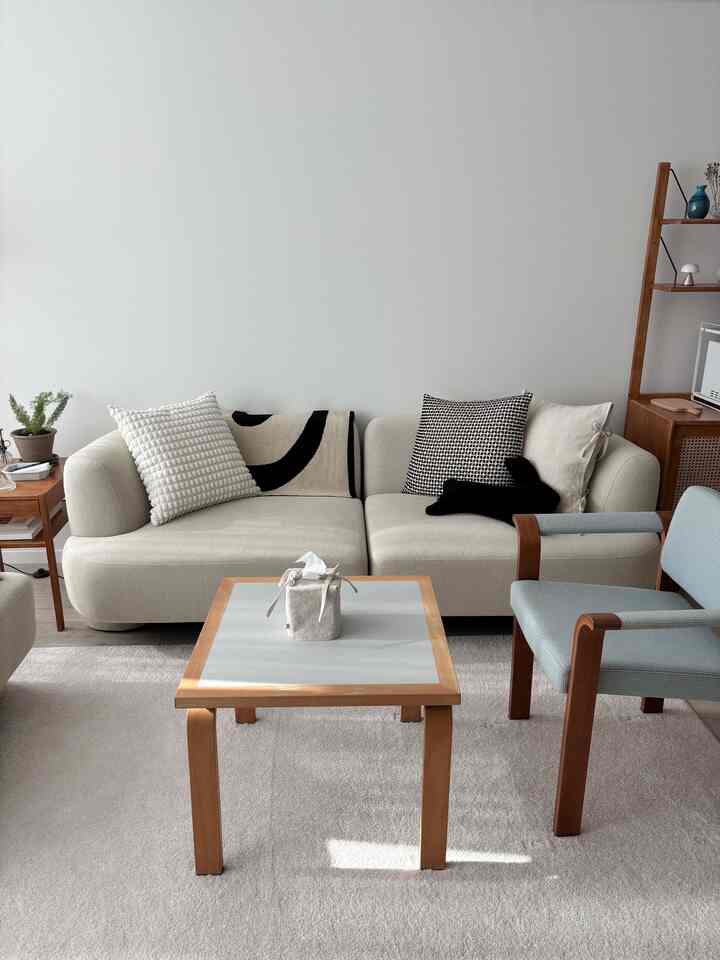 新年を迎えてリビングルームを整理しました🫧
クッションカバーを一つ交換しながら、同じ生地のティッシュカバーで統一感を与えました。端正な空間になることを願って、少し変化で新年を迎えてみます 🛋️✨


#リビングスタイリング #リビングインテリア 
＃リビングソファおすすめ 