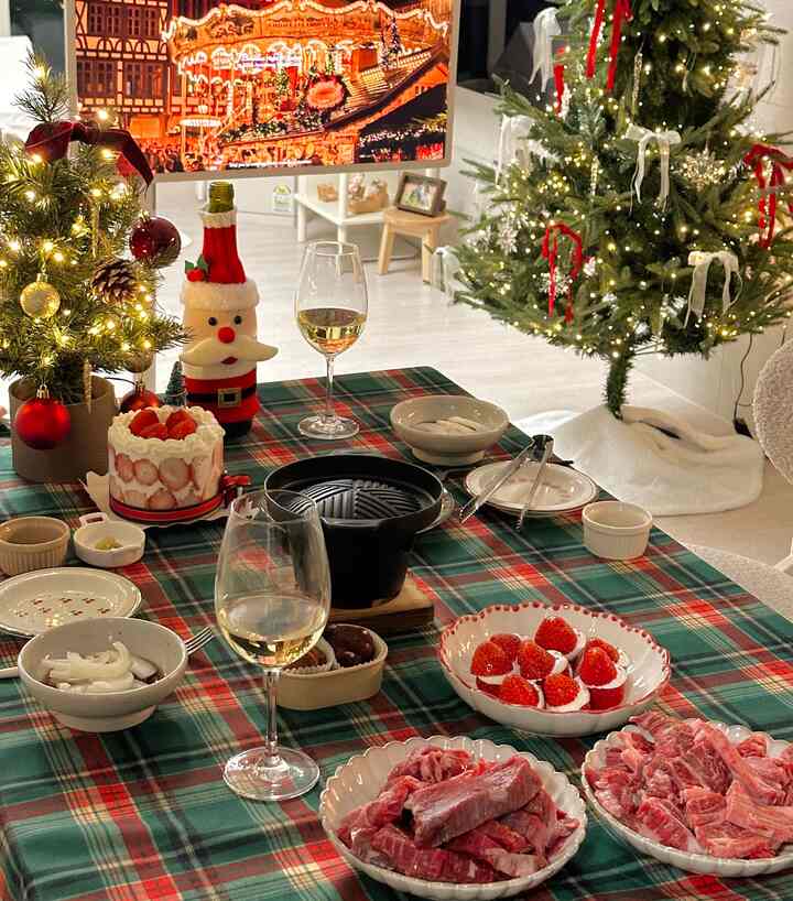 Natal pertama kami di rumah! 🎅🏻🐶🎄🏡❤️
Botol anggurnya lucu dan kue stroberi yang saya pesan sebelumnya juga lucu - 🍓 Santa stroberi buatan suamiku juga lucu! ❤️




#Natal #크리스마스트리 #크리스마스소품 #크리스마스파티 #크리스마스준비 