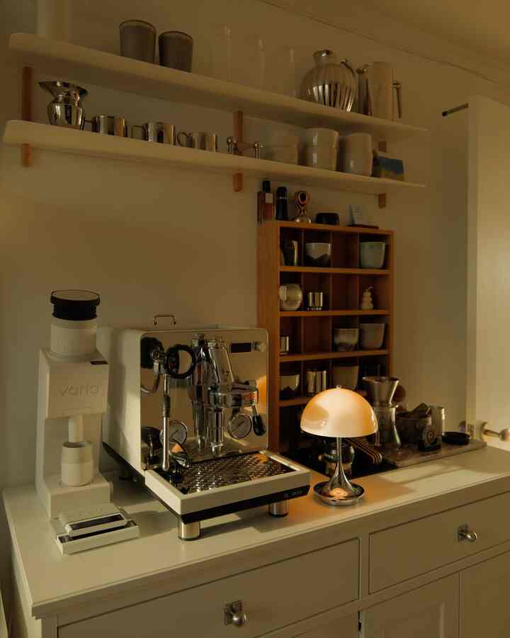 #집에서제일바빠

friday at home ☕️💆🏼‍♀️🪴☁️
ホームカフェに愛情を込めて飾ってから1年
今は家で最も愛情のある空間になりました。
ひたすら自分だけのための空間があるということ。
何かを絶えず悩み、研究することが私の人生にあるということ。
またそれを一緒に家族と楽しむこと。
この小さなすべてのプロセスはとても貴重です🤍
これまで家を飾りながら日韓の中で一番上手なことです。

明けましておめでとうございます 
一歩近づくことを願っています🤍

🏷️ coffee machine @elrocioespressomachine 
🏷️ grinder and scales @variabrewing 
🏷️カフェギア@pesado58.5_ 
🏷️ lamp @louispoulsen 
🏷️ cabinet @ikea
🏷️ wall shelves @nordicnest.kr  #midcenturymodernhome #coffeecoffeecoffee #coffeeforyou #coffeestation #coffeecorner #andtradition #louispoulsen #scandinavianhome #georgjensen stoffnagel} #varia #plantsathome #homeplantsdecor #monsterathaiconstellation