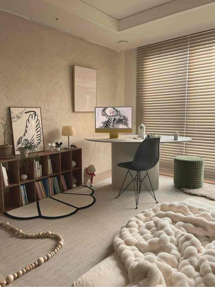 ベージュの壁とホワイト家具が調和するリビング兼書斎空間。ペットの犬と共に過ごす居心地の良いナチュラルモダンなインテリア
