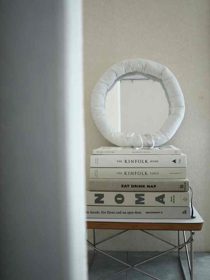 ・
A little makeover ☺︎
I put my favorite cushion mirror on a book tower of foreign books.
Cute🤍
I want to enjoy makeovers and DIY in 2025 too💭
I want to change up my kitchen a little too!

#Koreaninterior #Koreainterior #interior #韓国インテリア #無機質インテリア #シンプルなインテリア #シンプルインテリア #海外インテリア #ホワイトインテリア #洋書 #インテリア #インテリア家具 #インテリア小物 #インテリアおすすめ #インテリアオブジェ #インテリアテーブル #シンプルなインテリア #ミニマリズム #ミニマム #インテリアデコ #模様替え