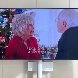 ☝🏻빌티니 TV 스탠드 
정말 튼튼하고 좋아요!
다만, 그만큼 무겁기도 해서 조립할 때 꼭 두분이서 함께 하시길 바라요 🙌🏻
✌🏻무타공 셋톱박스 가리개 
요거 진짜 최고 🫧
정말 많이 서치해보고 골랐는데요!
군더더기 없는 깔끔한 디자인이에요 😊
——— 💌 ———
연말에는 크리스마스 컨텐츠를 많이 찾아봤는데요!
넷플릭스에 [크리스마스쯤 문자를 받았어]
힐링 영화에요,, ✨
크리스마스는 지났지만,,
너무 따뜻한 내용이라 추천드립니다 🤍
#ftc10기이야기 #빌티니 #티비스탠드 #셋톱박스숨기기 #셋톱박스가리개 