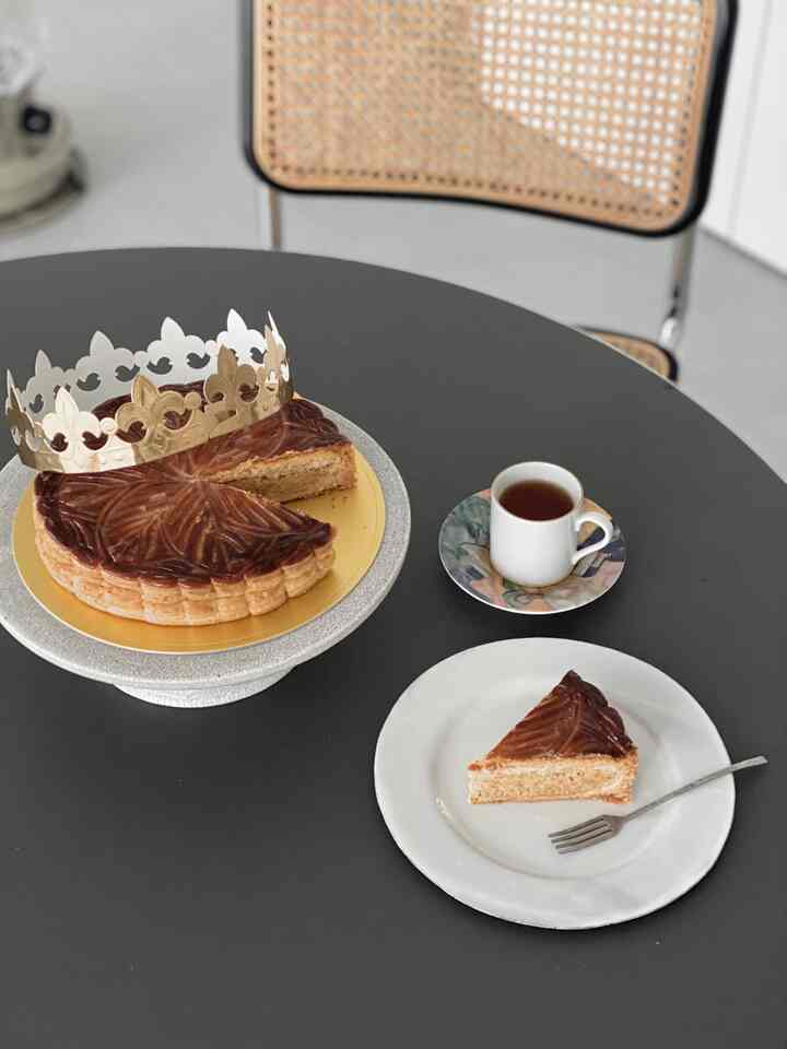 ガレット・デ・ロワ👑
毎年お気に入りのケーキ屋さんで買ってます。
フェーブも可愛いくて集めたくなる🩷

#おやつ #テーブルウェア #丸テーブル  #ダイニングインテリア #ダイニングテーブル 