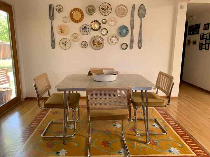 Where vintage charm meets mid-century modern flair! ✨🪑 Loving the blend of styles in this dining room—those chairs are the perfect touch of elegance and nostalgia. #VintageVibes #MidCenturyModern #DiningRoomInspo