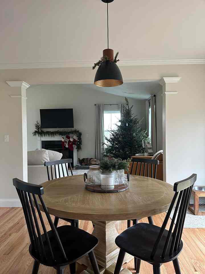 Welcome to modern farmhouse elegance! 🏡✨ Loving this cozy dining table set that perfectly blends rustic charm with contemporary style. Perfect for family meals and gatherings! #ModernFarmhouse #DiningRoomGoals #CozyVibes