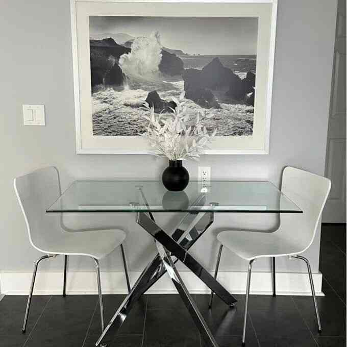 Embracing the elegance of modern design with this sleek glass dining table! ✨🍽️ It brings a sense of openness and light to the space, perfect for entertaining and everyday meals. 
#ModernInterior #GlassDining #HomeInspiration