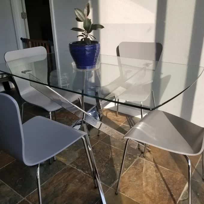 Sleek and chic with this glass dining table set and crisp white chairs! ✨🪑 Perfect for creating an airy, modern vibe that’s ideal for entertaining. #DiningRoomInspo #GlassTable #ModernLiving