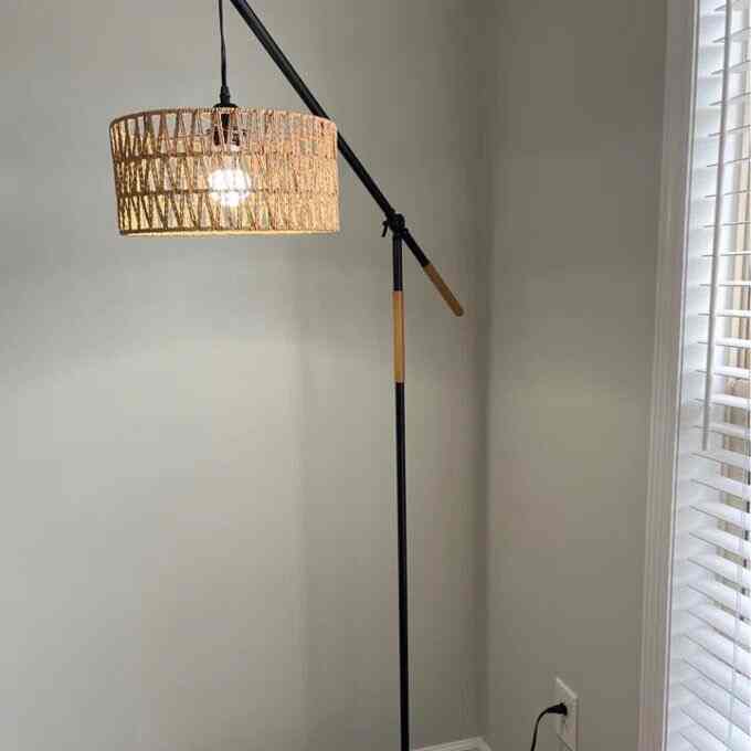 Memberikan kehangatan dan tekstur pada ruangan saya dengan lampu lantai rotan yang cantik ini! 🌾💡 Lampu ini memancarkan cahaya yang sempurna untuk malam yang nyaman. #RattanStyle #HomeVibes #CozyLighting