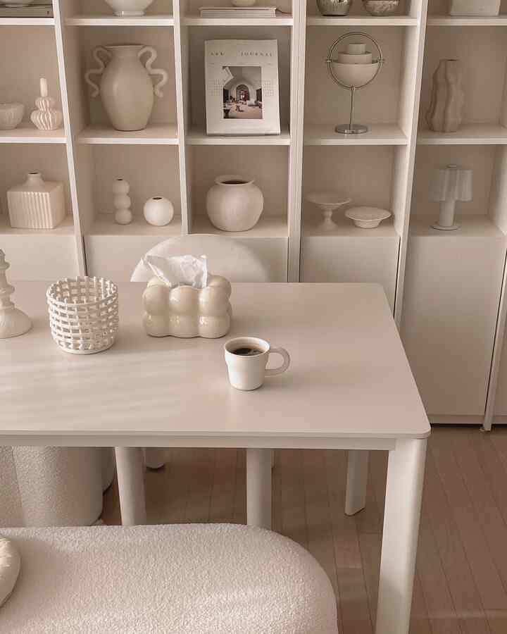 白とベージュのトーンでまとめられた、自 然でモダンな印象のダイニングスペース