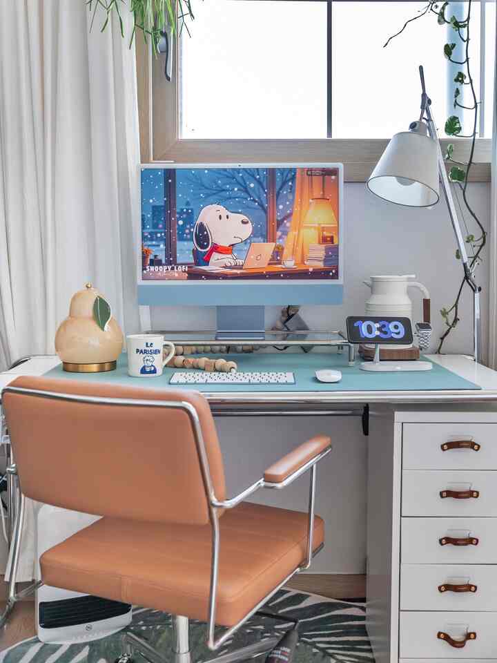 白と茶色のトーンのホームオフィス、整頓されたデスクと椅子が配置された落ち着いた作業空間