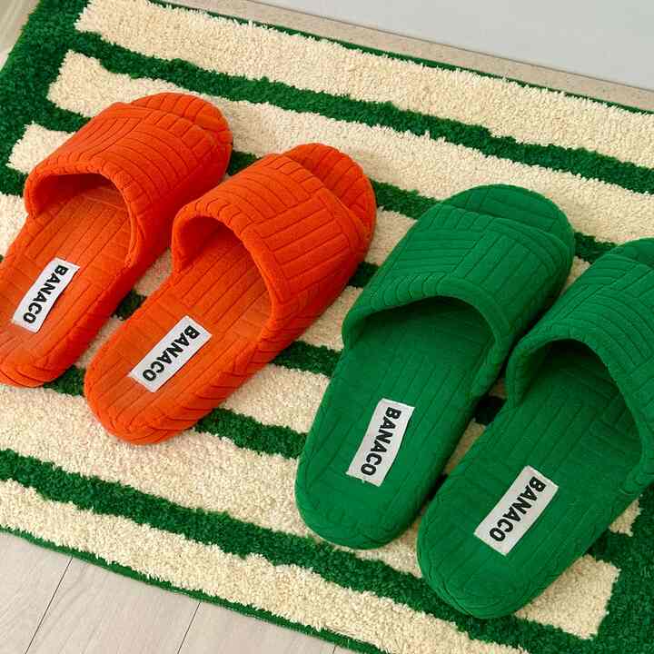 
The striped design is a focal point,
and it absorbs moisture well, so I'm using it with satisfaction.

When I put it with slippers,
the bright colors are pretty💛

#Mat #발매트 #슬리퍼 #층간소음슬리퍼 #맞팔