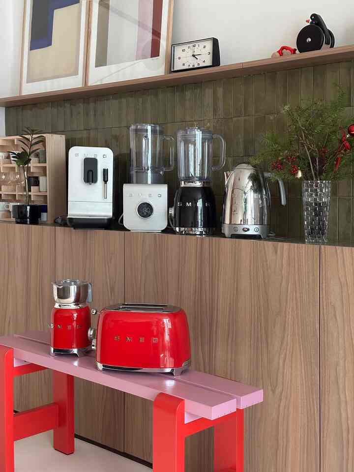 Smeg world ❤️🖤

集めるほど、より芸術的なスメグコレクション🩶

スメグ家電はデザインにクラシックさとモダンさが同時に感じられ、もっと愛するしかないようです。

イタリアの世界的なデザインエージェンシーdeepdesignの総括ディレクターMatteo BazzicalupoとRaffaella Mangiarottiの手を経て誕生したスメグは、ユニークでスタイリッシュなデザインを誇ります。

きれいで便利さまで揃え、家がプレゼントとしてもピッタリだと思います🥰✨

#スメグ #SMEG #スメグアンバサダー #スメグアンバーサダーミニ #スメグアンバーサダーミニ3期#smeglovers #smegkitchen #smegtoaster #smegkettle #smegcollection #キッチン家電 #ハイエンド家