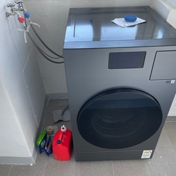 전자기기 잘 아는 로봇연구원과
디자인 잘 아는 디자이너의
신혼 세탁기 Pick!
예랑이랑 저는 세탁과 건조가 되는 세탁건조기를 처음 사용해보는데요
앞으로 이런 기기들이 많이 출시가 될것 같다는 건 분명합니다!
저희 신혼집에 이 삼성콤보 세탁기 들여놓은지 한달정도 되어가서
한달 간 직접 사용해보고 난 후기 장단점 중심으로 포스팅해보려 합니다.
처음 구매한 이유는
lg 올인원은 먼지이슈가 많다하여 삼성 위주로 세탁기를 찾아봤구
그 중에서도 세탁+건조 올인원으로 되는 신제품에 관심을 갖게 되었어요~!
신혼부부가 아니더라도 옷감이 3인 이상으로 엄청 많은 편이 아니시고 2인이서 사용하신다면
적극 추천드리는 아이입니다.
옷감이 많더라도 자주 돌려도 무방하더라구요 ㅎㅎ (1등급 걱정 ㄴㄴ)
#삼성 #삼성전자 #삼성비스포크 #삼성가전 #삼성ai가전 #삼성콤보 #ai콤보 #세탁기 #신혼집 