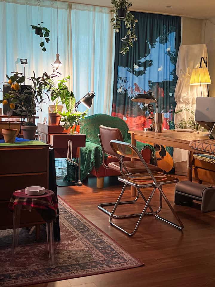 #새해밝았집

Saya berbagi momen yang saya ambil setelah mengubah struktur ruang tamu!
Ini terjadi sebelum pakis dibawa masuk, jadi meja rias di sebelah meja Mac terlihat agak kosong 🌿
Tetap saja, saya ingin merekam momen ini, jadi saya biarkan seperti ini.

Apa yang paling Anda perhatikan saat mengubah struktur rumah Anda?
Saya penasaran apakah Anda lebih suka mengisinya dengan tanaman seperti saya, atau Anda menghiasnya dengan barang lain! 😊

🔖
#Ruang gelap #홈인테리어 #셀프인테리어 #거실인테리어 #interior #interiordesign

#Pertengahan Abad #빈티지가구 #빈티지인테리어 #빈티지조명
#Vintro #수납장 #장식장 #원목가구 #책장 #거실장 #틈새수납장 #주방수납장 #서랍장 {17 #1 Sofa} #1인암체어 #원목테이블 #6인용원목식탁

#Planterior #홈가드닝 #식물스타그램 #프라이덱 #planterior #plants