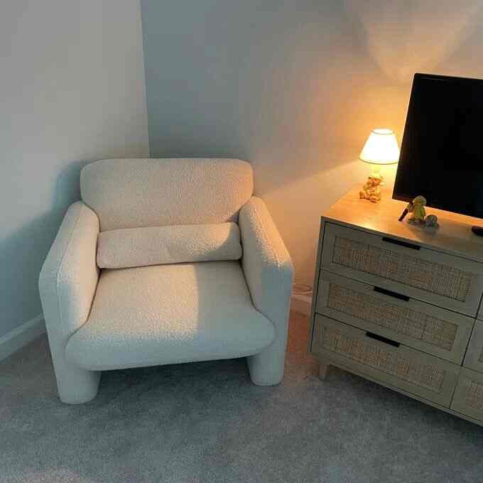 Capturing cozy vibes with this white boucle lounge chair in the corner 🤍✨ Perfect for relaxing and unwinding in style! 
#CozyCorner #BoucleBeauty