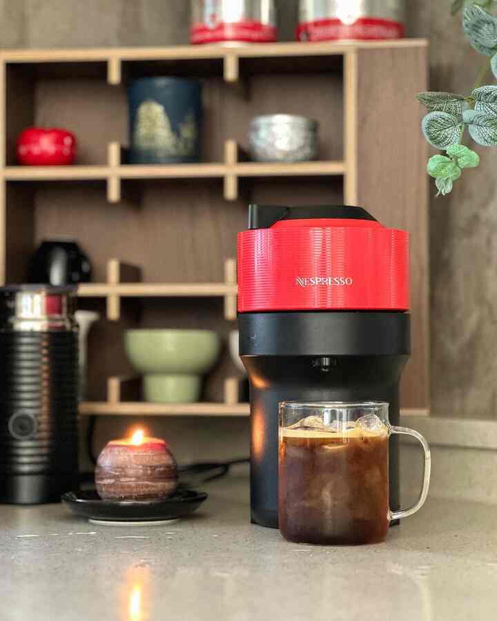 もう生命水を一杯しています。
コーヒーが降りながら過度の冷蔵庫を見ると、ため息がつきます🤨
ステッカーの群れがトムトにバウンスしました。
紙も貼って塗装はママがいい仕事だから撮ってくれたんですね
クレイジー🫠ステッカーが全部落ちてしまったら、大騒ぎですか？

アルゴリズムに浮かんだニマムナマムチャンネルを知っていますか、  #홈카페템 #컵선반 #우리집최애템 #감성템 #오에프 #컵선반 #오에프컵선반 #오에프가구 #홈카페인테리어 #홈카페가구 #coffeecorner #coffeelover #homecafe #nespresso #coffeestation #midcenturymodern #beigeaesthetic #coffeeaddict #homebody #espressomachine #homedecor #nespresso #우리집포토존 #오늘의집 #오늘장면한컷 