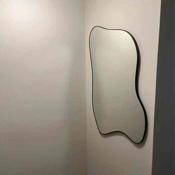 Reflecting elegance in the hallway with this simple wavy mirror ✨🪞 A stylish touch that adds depth and character to the space! 
#HallwayStyle #MirrorMagic #AbstractMirror #MinimalistDecor #ModernInterior