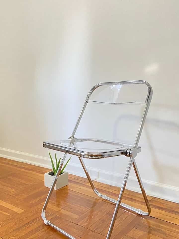 Embracing simplicity with this sleek acrylic chair. ✨💺 Perfectly fitting into my minimalist vibe! 
#Minimalism #ChicDesign #AcrylicChair #MinimalistDecor #ModernInterior