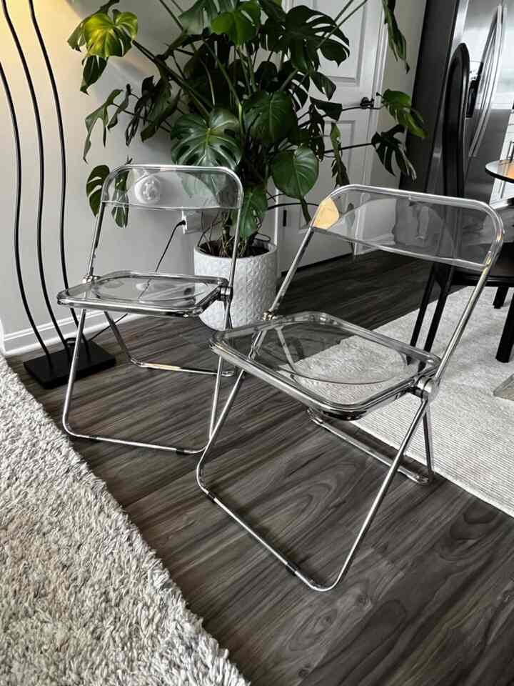 Keeping it modern and fresh with this transparent chair in my white and black interior! 🖤🤍 The perfect pop of style without taking up too much visual space.

 #ModernHome #InteriorDesign #AcrylicChairs #ModernInterior #MinimalistDesign