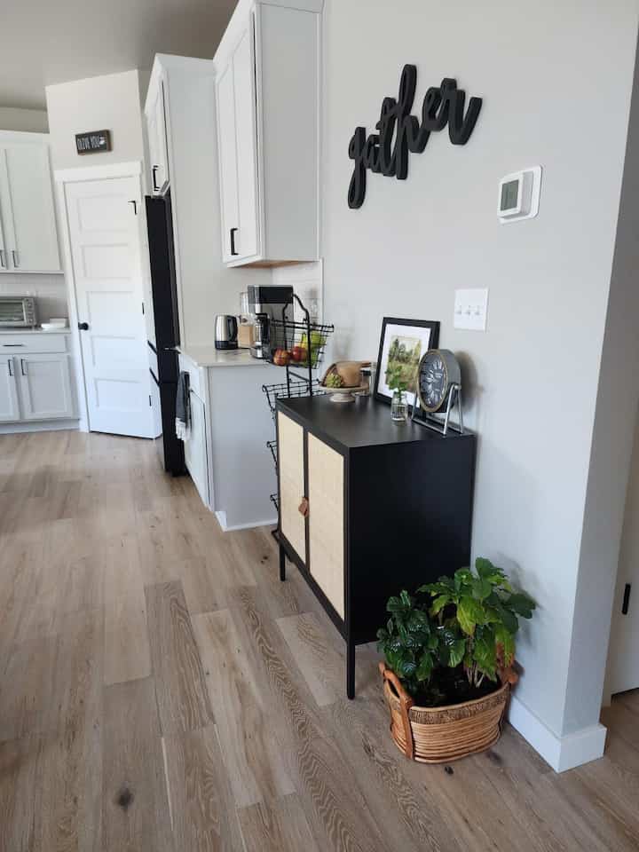 Merangkul keindahan desain Skandinavia dengan bufet rotan hitam ini! 🖤🌿 Perpaduan sempurna antara kesederhanaan dan gaya untuk ruang saya. 
#ScandiStyle #HomeDecor #Sideboard #Scandinavian #Minimalist